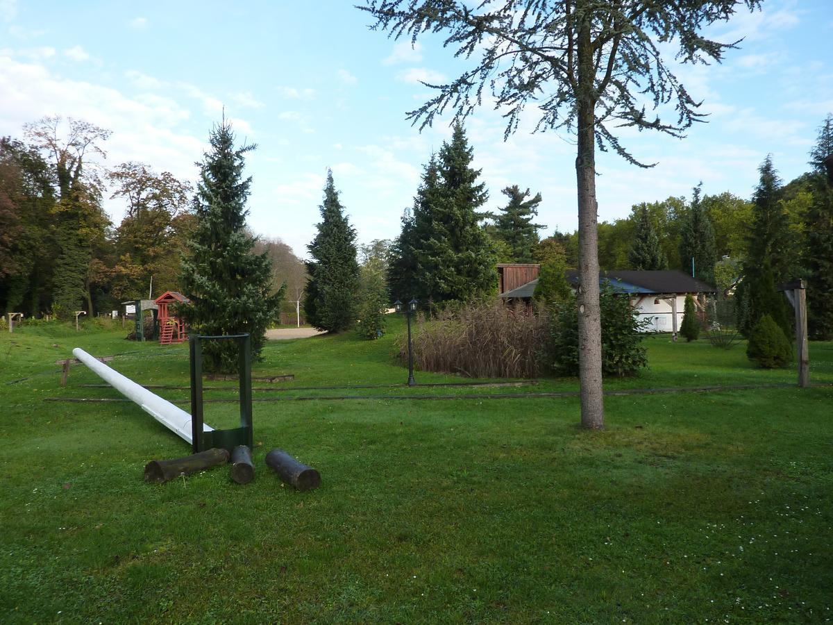 Hotel Am Berg Шпремберг Екстериор снимка